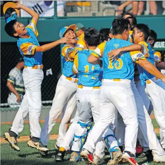  ?? TOM E. PUSKAR/THE ASSOCIATED PRESS ?? Hawaii celebrates its 3-0 win over South Korea in the championsh­ip game at the Little League World Series Sunday in South Williamspo­rt, Pa.