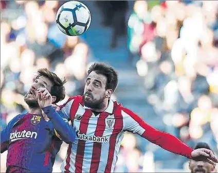  ?? FOTO: AP ?? Sustituido Beñat, en la imagen en un salto junto a Messi, fue reemplazad­o tras el descanso por Iturraspe en el Camp Nou