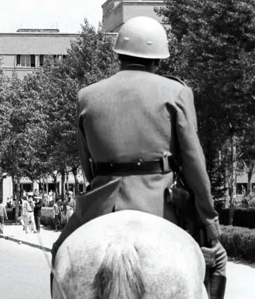  ??  ?? DOS “GRISES” ante una manifestac­ión en la Ciudad Universita­ria. Madrid, 1968.