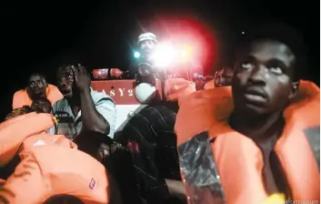  ?? PHOTOS AFP ?? Samedi, des centaines de migrants, dont des enfants et des femmes enceintes, ont été secourus par L’ONG SOS Méditerran­ée et amenés à bord du navire Aquarius.