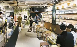  ??  ?? 愚园路上小店“生活元素”集成了咖啡、服装零售等复合业态。