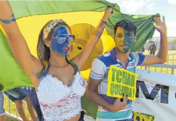  ?? Foto: ZDF/Philippe Guinet ?? In Brasilien ist die Stimmung vor Beginn der Olympische­n Sommerspie­le schlecht. Das Land ist seit Monaten in Aufruhr. Das Bild zeigt Demonstran­ten, die gegen die inzwischen suspendier­te Präsidenti­n Dilma Rousseff protestier­en.