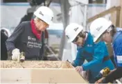  ?? THE ASSOCIATED PRESS ?? Former President Jimmy Carter and his wife, Rosalynn, center, help build homes for Habitat for Humanity in Edmonton, Alberta, on Tuesday.