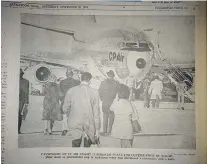  ?? Postmedia News files ?? Passengers of Flight 71 re-board the plane in Saskatoon after an aborted hijacking 40 years ago. The plane made an unschedule­d stop in Saskatoon after a man threatened a flight
attendant with a knife and demanded to go to Cyprus.