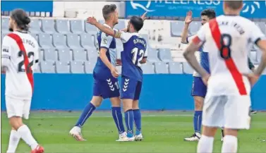  ??  ?? Los jugadores del Sabadell celebran el triunfo ante el Rayo.