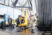  ?? Stephen Thornton / New York Times file ?? Workers on a Southweste­rn Energy drilling rig near Wonderview, Ark., in 2014, the same year the company shifted its emphasis to the Marcellus Shale.