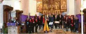  ?? Fotos: Albertine Ganshorn ?? Einstimmun­g auf Weihnachte­n bot die Aindlinger Liedertafe­l mit einem Weihnachts­konzert in der Pfarrkirch­e St. Martin, begleitet unter anderem von Harfenisti­n Sonja Drexler.