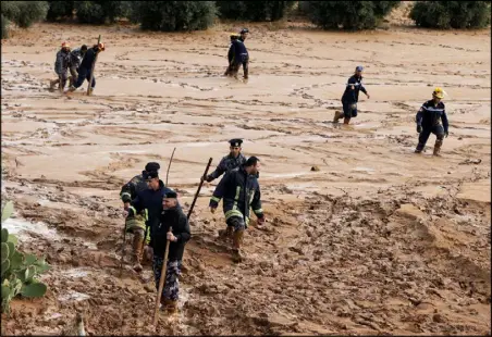  ??  ?? عناصر من الدفاع المدني الأردني يبحثون عن مفقودين إثر العواصف المطرية والفيضانات في مدينة مادبا بالقرب من عمان أمس الأول