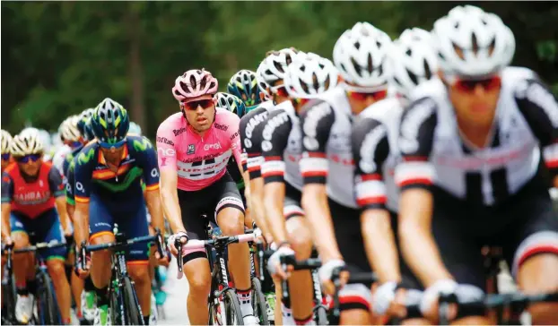  ?? Foto: AFP/Luk Benies ?? Das Team Sunweb konnte seinen Kapitän Tom Dumoulin (M.) in den hohen Bergen der Dolomiten kaum noch so gut unterstütz­en wie hier.