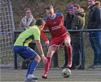  ??  ?? Kleves Simon Berressen (rechts) und seine Teamkolleg­en wollen gegen Sterkrade den neunten Sieg in Serie einfahren.
RP-Foto: van Offern