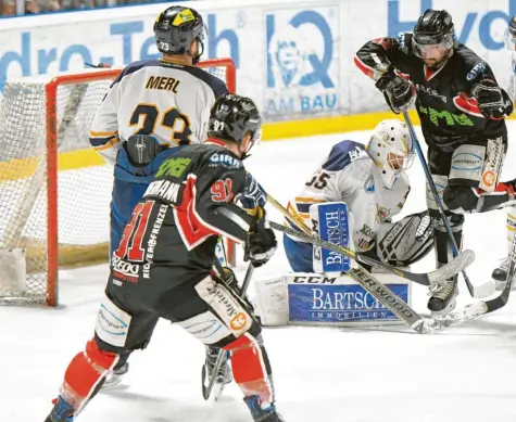  ?? Foto: Horst Plate ?? Zum Auftakt der Verzahnung­srunde ist die erste Reihe des EHC Königsbrun­n wieder komplett (links Patrick Zimmermann, rechts Hayden Trupp). Am Freitag geht es nach Miesbach, bevor am Sonntag vor eigenem Publikum der Kracher gegen Riessersee ansteht.