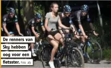  ?? Foto: afp ?? De renners van Sky hebben oog voor een fietsster.