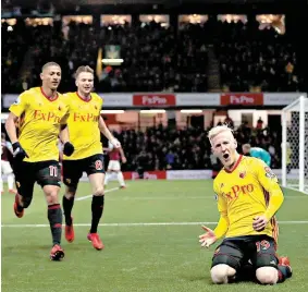  ??  ?? EUFÓRICO.
Hughes festeja efusivamen­te o primeiro golo, com Richarliso­n e Cleverley perto de o felicitar