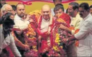  ?? PRAFUL GANGURDE/HT ?? Organisers of a threeday literary festival in Than welcome BJP president Amit Shah in Thane on Friday.