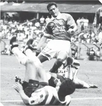  ??  ?? Carlos Hermosillo destacó al lado de Juan Francisco Palencia, el 30 de septiembre de 1995, en el estadio Azteca.