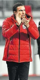  ??  ?? Bravo! Klauss (re.) traf beim 3:0 zum 2:0, LASK-Coach Valerien Ismael applaudier­te seiner Elf zum Gruppensie­g.