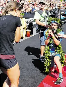  ?? DPA-BILD: GARCIA ?? Kniefall nach Höllentort­ur: Patrick Lange machte seiner Freundin Julia Hofmann einen Heiratsant­rag.in Folge konnte ein deutscher Triathlet sich den Sieg beim Ironman auf Hawaii sichern. Insgesamt war der zweite Erfolg von Patrick Lange der neunte Triumph eines deutschen Athleten in Kona: Patrick Lange Patrick LangeJan FrodenoJan Frodeno Sebastian Kienle Normann Stadler Faris Al-Sultan Normann Stadler Thomas Hellriegel