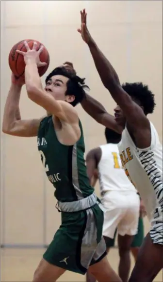  ?? RANDY MEYERS — FOR THE MORNING JOURNAL ?? Jack Griffin of Elyria Catholic spins against Brandon Rush of Warrensvil­le for a shot during the first quarter of the district semi-final on March 5.