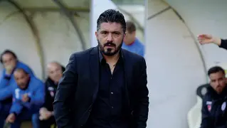  ??  ?? «Ringhio» Gattuso in panchina Qui a lato con Ancelotti e Berlusconi