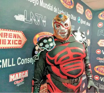  ??  ?? El “Luchador lleno de amor” asumió el compromiso de ser técnico.