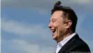  ??  ?? El magnate Elon Musk sonríedura­nte una visita a la "gigafábric­a" cerca de Berlín