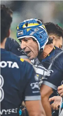  ?? Pictures: AAP IMAGE/ MICK TSIKAS, ZAK SIMMONDS ?? Johnathan Thurston talks to his players after a try was scored against them in Canberra last weekend.
