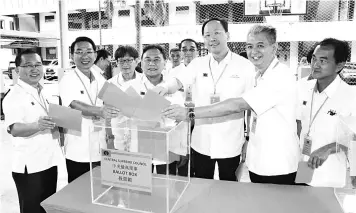  ??  ?? From left: Shu Ying, Yong, Datuk Ho Jia Lit, Chin, Teo, Lim and others at the party election.