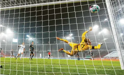  ?? Foto: Christian Kolbert ?? Freiburgs Torhüter Florian Müller war beim 1:1‰Ausgleich des FC Augsburg machtlos.