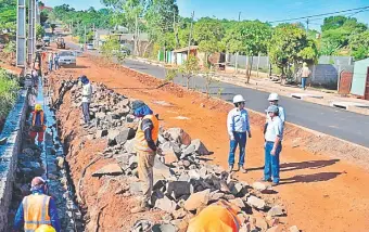  ??  ?? La primera fase de la obra consistió en la pavimentac­ión asfáltica de la avenida Rafael Barret.