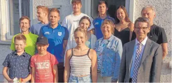  ?? FOTO: GEMEINDE BINGEN ?? Bürgermeis­ter Jochen Fetzer ehrt Sportlerin­nen und Sportler für ihre Erfolge und Blutspende­r für ihr soziales Engagement.