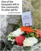  ?? ALISON HOSKIN ?? One of the bouquets left in the community to raise spirits