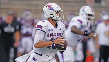  ?? Associated Press ?? Back to pass: Louisiana Tech quarterbac­k Austin Kendall (10) looks for an open receiver against Mississipp­i State EVSJOH UIF mSTU IBMG PG BO /$"" DPMMFHF GPPUCBMM HBNF MBTU XFFLFOE JO 4UBSLWJMMF .JTT