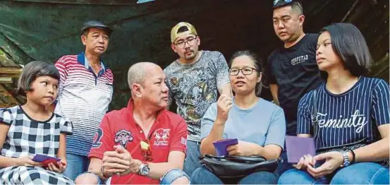  ?? PIC BY NIK ABDULLAH NIK OMAR ?? Datuk Seri Sunny Ung (seated, second from left) visiting siblings (from left) Xing Shyan, Xing Faye and Xing Rhuu in Kota Baru yesterday.