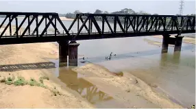  ??  ?? The dried up Mahaweli river. Pic by Karu Gamage