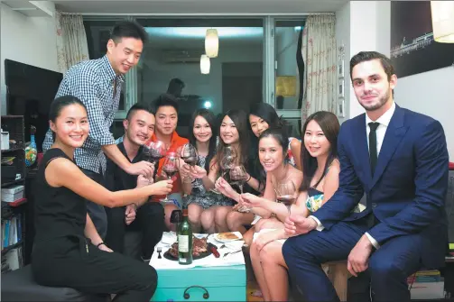  ?? PROVIDED TO CHINA DAILY ?? Kevin Davy (right) with some of his students during a wine-tasting evening in Hong Kong.