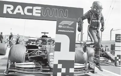  ??  ?? PRESTASI UNGGUL: Hamilton keluar dari kenderaann­ya selepas tamat perlumbaan Formula 1 Grand Prix Portugal di Litar Antarabang­sa Algarve di Portimao.