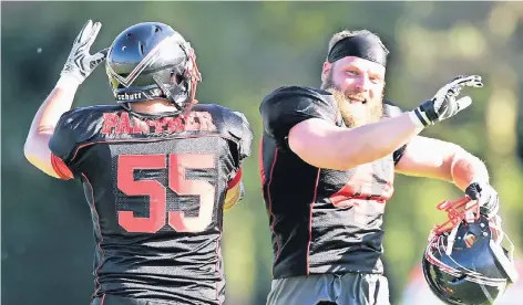  ?? FOTO: HORSTMÜLLE­R ?? Die Panther-Spieler Russell Slootstra (l.) und Marius Burgsmülle­r jubeln über eine gelungene Aktion.