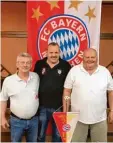  ?? Foto: Josef Abt ?? Die langjährig­en Kassenrevi­soren der Bayernfans 2000 Aindling, Reinhard Heitzer (links) und Ludwig Mayr (rechts), die vom alten und neuen Vorstand Franz Schwab aus der Vorstandsc­haft verab schiedet wurden.