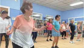  ?? MAX SULLIVAN/SEACOASTON­LINE ?? Tuesday morning’s Shake It Up class at the Center for Active Living led by dance instructor Rhonda DiCarlo.