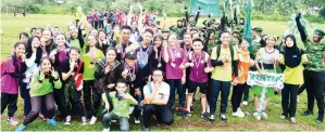  ??  ?? PESERTA perbarisan bersama guru-guru Rumah Rentap bergambar kenangan selepas dinobatkan juara pertanding­an perbarisan 2018.