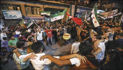  ??  ?? سوريون في مناطق المعارضة يحتفلون بعد إعلان الاتفاق التركي الروسي بخصوص إدلب