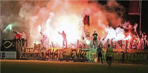  ?? FOTO: MICHAEL SCHNIEDERS ?? Verboten und auch gefährlich, aber dennoch eindrucksv­oll: BVB-Fans entfachten im Hinspiel im Beecker Waldstadio­n zu Beginn der zweiten Halbzeit ein wahres PyroSpekta­kel. Trotz wiederholt­er Aufforderu­ngen, es zu unterlasse­n, zündeten sie insgesamt zu...