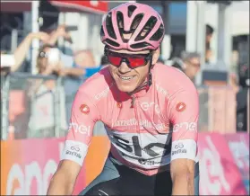  ??  ?? Froome lució por las calles de Roma la maglia rosa que le acreditó como ganador