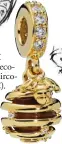  ??  ?? COLGANTE ‘Charm’ decorado con circonitas (89 €).
