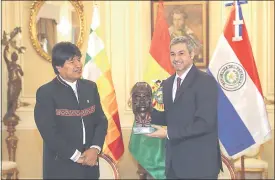  ??  ?? Evo Morales (izq.) obsequió ayer a Marito un busto de madera del líder indígena Tupac Katari. (EFE).