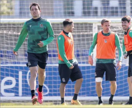  ??  ?? Oyarzabal, Gorosabel, Monreal, Elustondo y Zaldua, en el entrenamie­nto de ayer de la Real Sociedad.