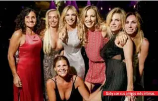  ??  ?? En Funes, Santa Fe, la pareja más divertida del jetset local celebró en conjunto su cambio de década el sábado 6. El dueño de Fiat invitó el hotel y organizó una visita al Museo Castagnino. Gaby con sus amigas más íntimas.