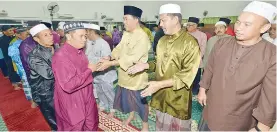  ??  ?? Sapawi mogitatabi miampai ‘jemaah’ kalapas nasalasai solat id Masjid Kg Banting Sipitang.