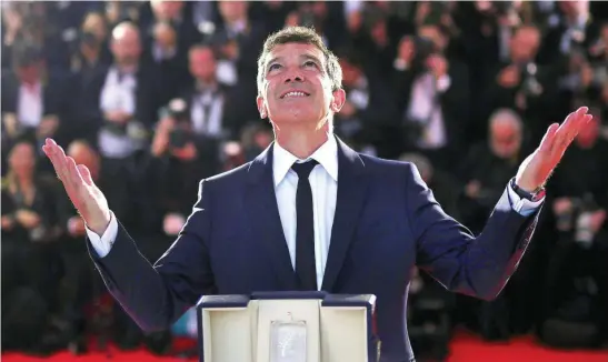  ??  ?? Después de recolectar numerosos premios por su interpreta­ción de Salvador Mallo en «Dolor y gloria» como en Cannes, Antonio Banderas pone rumbo a los Oscar