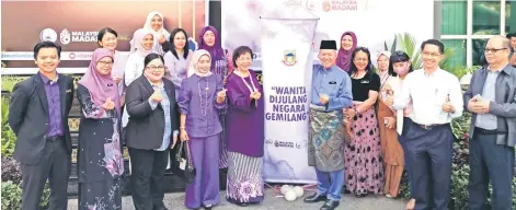  ?? ?? Sabin (center right) with Jennie (center left) and other guests during the DBKK Women Day event.